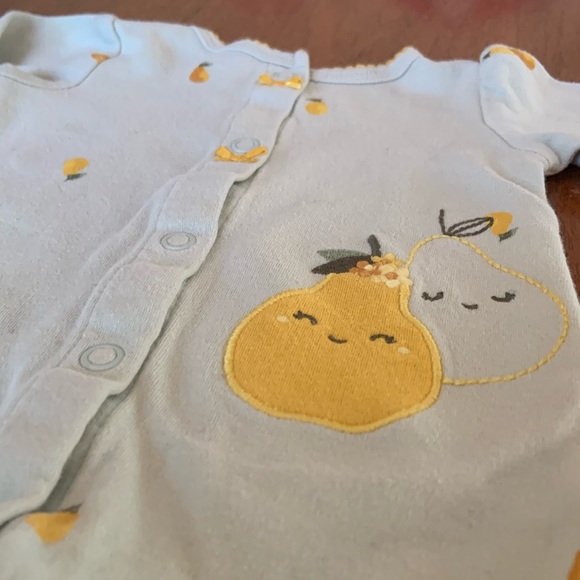 🍓3/$10 Carters Pear Print Newborn Footies - Picture 5 of 7